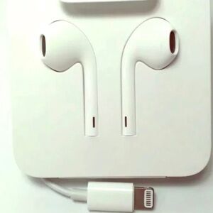 Apple Wired iPhone iPad White Earbuds / Ear pods headphones New NWT